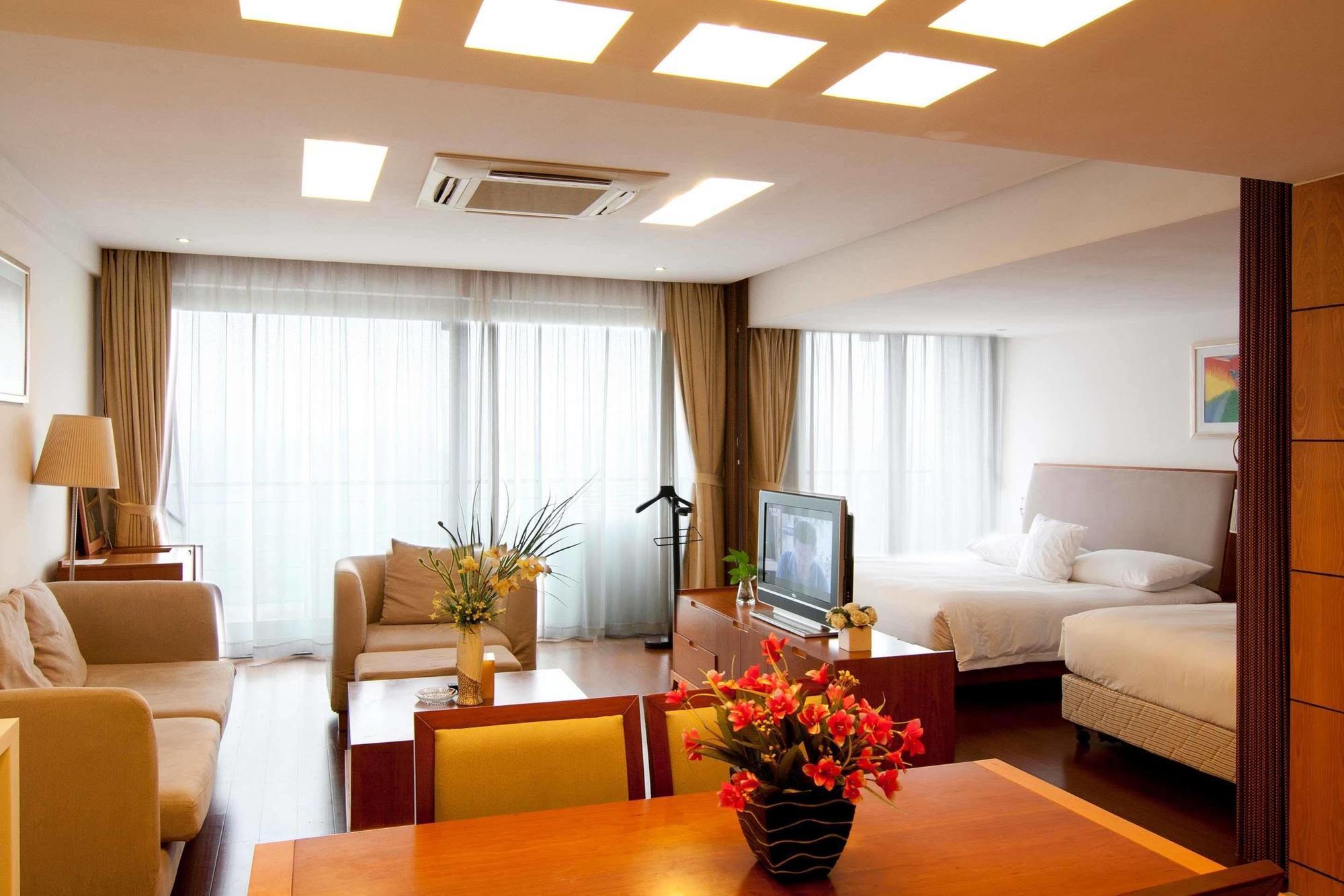 Gloria Plaza Hotel Kangqiao Shanghai Exterior photo
